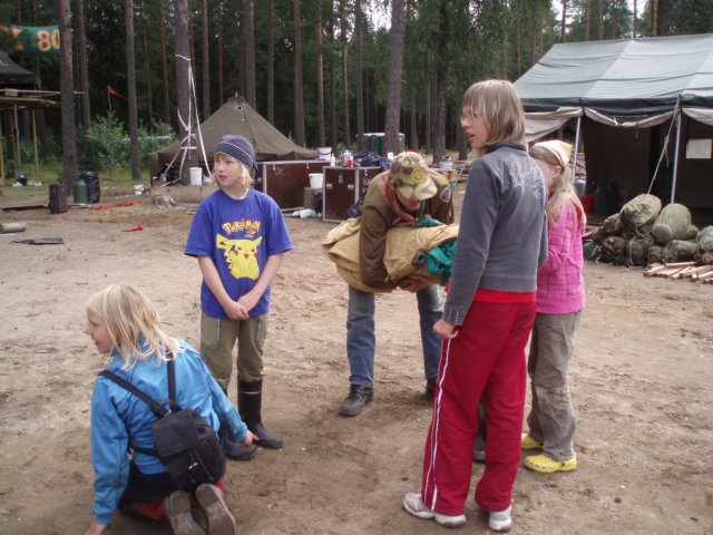 telttojapakkaamassaapunaalaleirinjohtajamikko.jpg